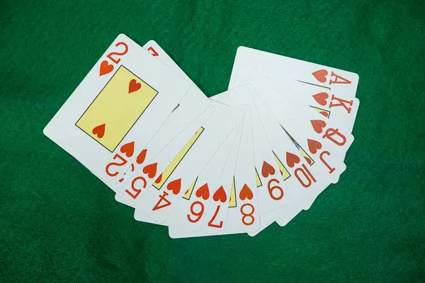 Pokerspielkarten Auf Einem Grünen Tisch Casino Glücksspielkonzept — Stockfoto