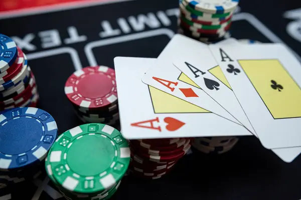 Çipli dördüncü poker oyunu, kumarhane konsepti. Kumar oynuyorum. Kazan ve şans dile