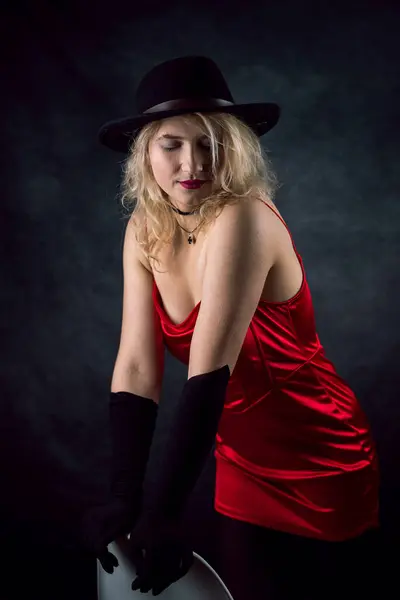 Krásná Žena Nosit Elegantní Červené Šaty Posign Studiu Módní Koncept — Stock fotografie