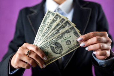 Kazandığı kadın patronun elinde yüklü miktarda nakit para vardı. Kadın patron parası elinde. iş