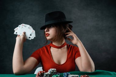 Kumarhanedeki poker masasında poker kartları ve fişleri olan seksi bir kadın. En büyük kumar oyunu. poker.