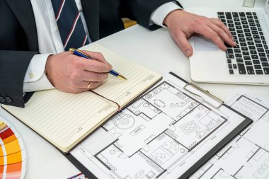 Sanat tasarımcısı yeni bir binadaki yeni bir apartman projesinin renklerini seçiyor. Dairenin çizimindeki renk seçimi. Tasarımcı