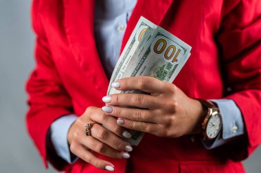 Kendine güvenen kız, beyaz bir arka planda izole edilmiş elinde yüklü miktarda nakit para olduğunu gösteriyor. Kağıt para. Pasif gelir ve zenginlik. Nakit paralar. Yatırım. ticaret.