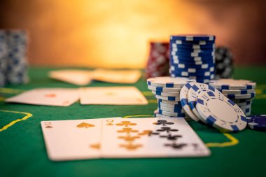 Fişler poker için renklendirilir ve oyundan önce poker masasında iskambil oynanır. poker. Kumarhane Kazandım. izole