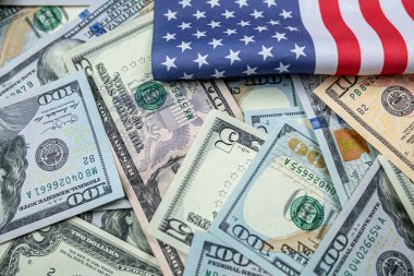 Farklı Amerikan banknotları olan Amerikan bayrağı. Yatırım ve bankacılık hesap kavramı 