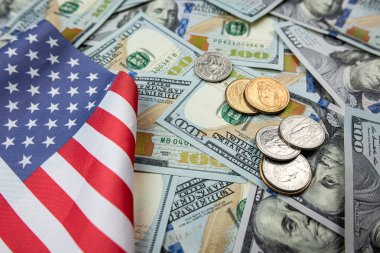 Dolar banknotları ve paraları olan Amerikan bayrağı. Finans kavramı