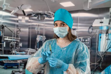 Doktor ya da hemşire elinde şırınga ya da ilaç tutuyordu. Doktor ilaçları. Şırınga