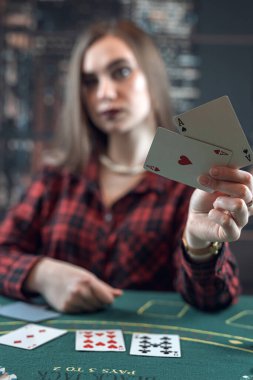 Şanslı güzel esmer iki asla pokerde kazanıyor. Kumar konsepti