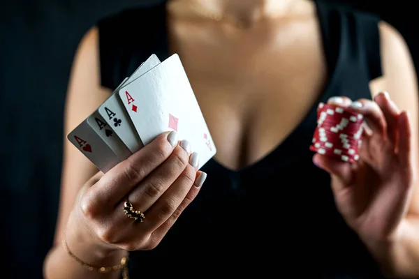 Retrato Recortado Uma Bela Mulher Jogando Poker Segurando Fichas Casino — Fotografia de Stock