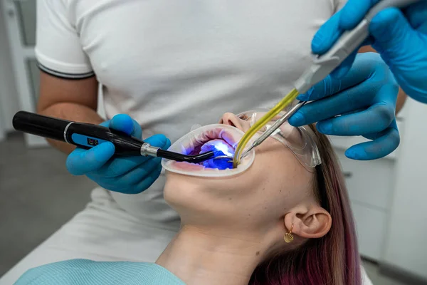 Dentyści Płci Męskiej Żeńskiej Używają Lampy Utwardzania Wypełnień Pacjenta Zęby — Zdjęcie stockowe