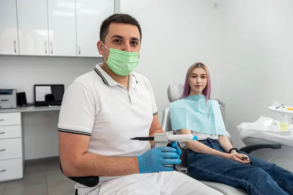 Beautiful Young Girl Came Dentist Office See Doctor Husband Treatment — Foto Stock