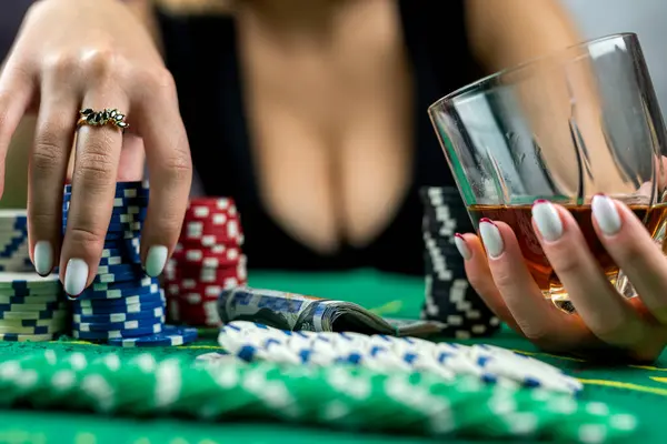 Siyah Elbiseli Güzel Bir Kadın Yüksek Bahisli Bir Kumarhanede Poker — Stok fotoğraf