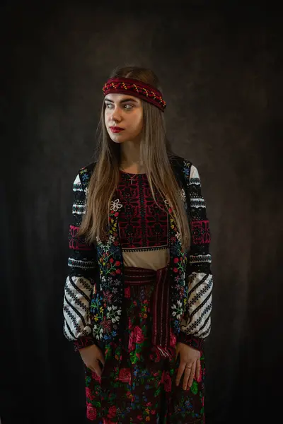 Молодая Украинка Носила Традиционный Наряд Вышивки Позировала Студии Модная Ткань — стоковое фото