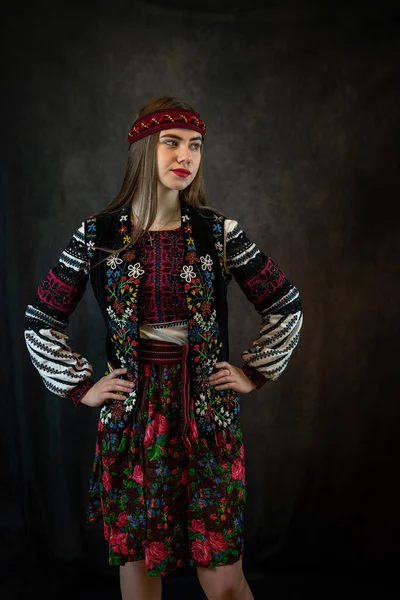 Портрет Красивой Кавказской Молодой Женщины Красном Вышитом Платье Вышиванка Темном — стоковое фото