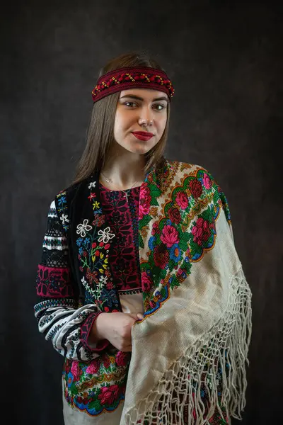 Ukraińska Młoda Kobieta Nosić Vyshyvanka Tradycyjne Ukraińskie Ubrania Czarnym Tle — Zdjęcie stockowe