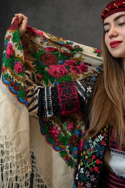 Pretty Lady Ukrainian National Clothes Headscarf Isolated Dark Background National — Stock Photo, Image