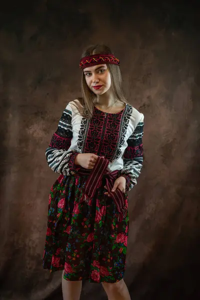 Piękna Ukraińska Kobieta Nosi Tradycyjne Ubrania Etniczne Haftowane Koszule Chusteczkę — Zdjęcie stockowe