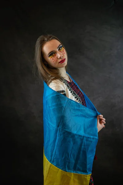 独立のための解放闘争のシンボルとして刺繍民族衣装の動揺ウクライナのかなり若い女性の肖像画 — ストック写真