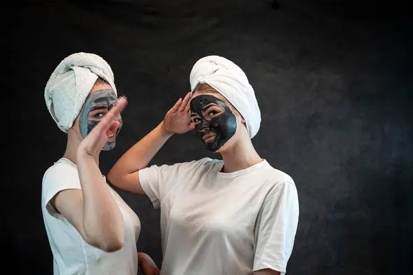 Pozytywne Kobiety Rasy Kaukaskiej Noszą Biały Ręcznik Bawią Się Czarną — Zdjęcie stockowe