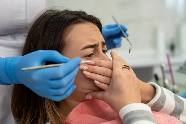 Kadın diş ipi ameliyatından ve ellerini kapamaktan korkuyor. Panik atak geçiriyor. Sağlık sorunları kavramı