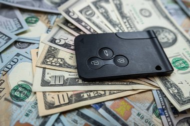 Banknotlar, araba anahtarları ya da sigorta poliçesi için uzaktan kumanda. Tasarruf kavramı, finans ve zenginlik 