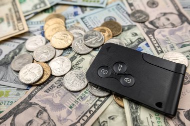 Bir araba parası ve anahtarlı kağıt para satın almak. Sigorta konsepti. Satın ya da kira