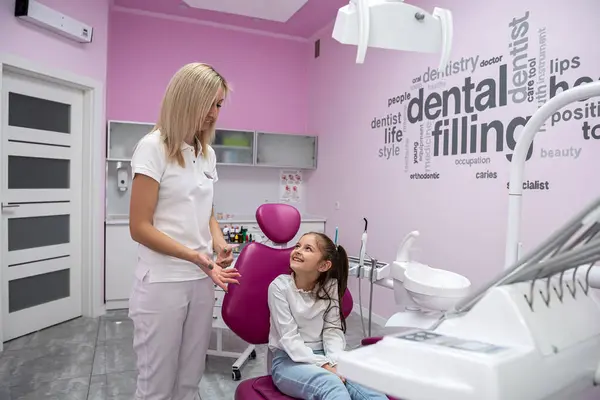 Primer Plano Una Hermosa Niña Sentada Consultorio Dental Para Una — Foto de Stock