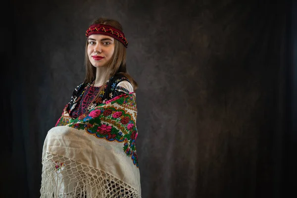 Porträt Einer Jungen Hübschen Frau Ethnischer Kleidung Bestickte Bluse Oder — Stockfoto