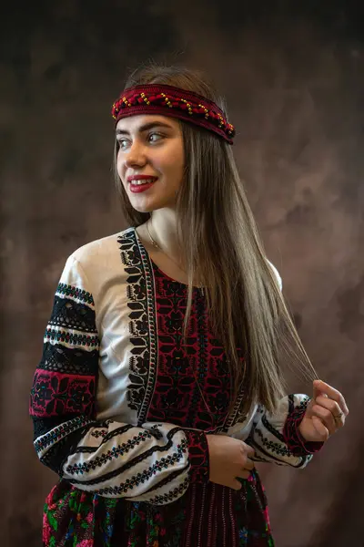 美丽的乌克兰女人头上穿着传统的民族服装 绣花衬衫和手帕 族裔和民间文学概念 — 图库照片