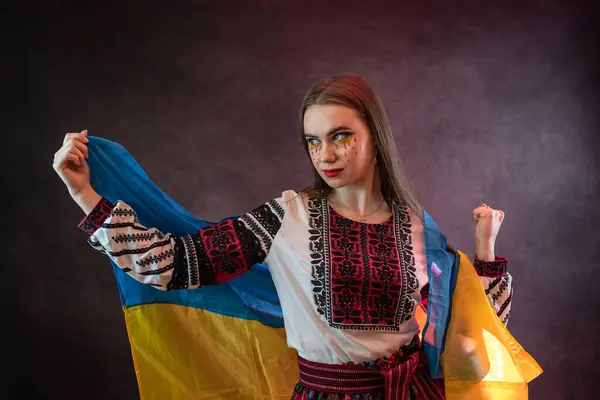 Портрет Красивой Украинки Патриотки Национальной Вышивке Просьбой Помощи Украине Неприкосновенность — стоковое фото