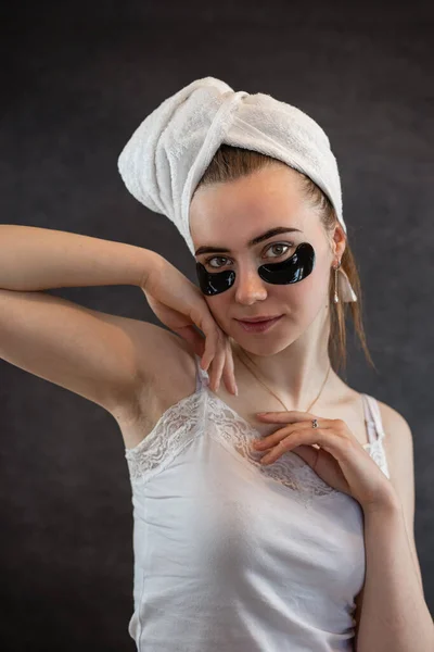 ふかふか しわのための目のパッチを適用する白いタオルの満足した女性 スキンケア 健康的なライフスタイルのコンセプト — ストック写真