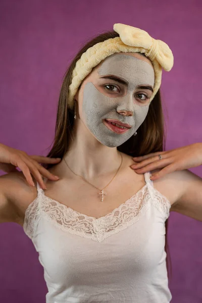 Hermosa Mujer Con Mascarilla Facial Arcilla Verde Terapéutica Aislada Púrpura — Foto de Stock