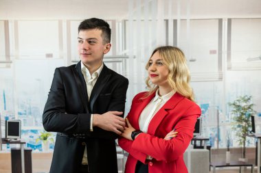Ofiste takım elbiseli iki genç iş adamının portresi. Takım çalışması.