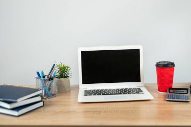  Boş deftere dizüstü bilgisayar kalemi ve ofis masasında fotokopi alanı. Kimse.