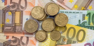 10, 20, 50 ve 100 kağıt para ile Euro bozuk para senti, üst görünüm. Yatırım işi zenginleştirme kavramı