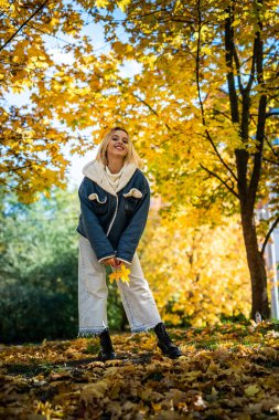 Güz parkında güzel bir kızın portresi, doğada vakit geçirmek ve eğlenmek. Yaşam biçimi
