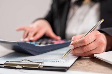 1040 bireysel gelir vergisi iade formunu dolduran iş kadını, son teslim tarihi vergilendirme kavramı