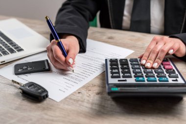 Kadın araba satıcısı ofisteki araba alımını ya da kiralamasını açıklıyor. Mali konsept