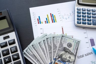 Kalem, hesap makinesi ve dolarla yıllık mali raporlar. Finans yatırım kavramı