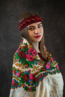 Ukrayna ulusal kıyafetleri içinde koyu renk arka planda türban takmış güzel bir bayan, ulusal folklor kıyafetleri.