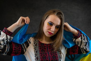 Nakış işlemeli genç Ukraynalı stüdyoda poz veriyor. Ukrayna 'nın geleneksel kıyafetleri. Ulusal moda