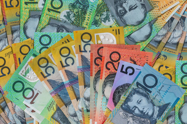 различные австралийские банкноты (AUD). Деньги и финансы, концепция экономии. Наличные