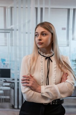 Ofiste beyaz tişörtlü modern bir kadın işçi var. Moda portresi