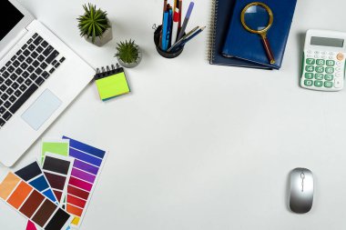 Not defterinde dizüstü kalemle ofis çalışma masasının en üst görüntüsü. Crative iş