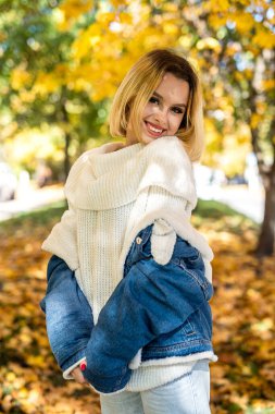 Sonbahar ormanlarında yürüyen neşeli genç bir kadın. Park. Özgürlük yaşam tarzı