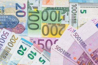 Finans sahasında farklı avro banknotları olan bir sürü kağıt. Üst Manzara. Kaydetme kavramı