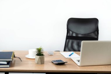  Boş deftere dizüstü bilgisayar kalemi ve ofis masasında fotokopi alanı. Kimse.