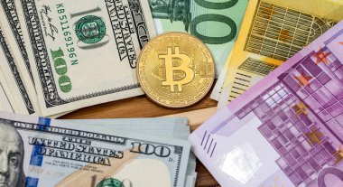 Avro ve Amerikan doları banknotlarında bitcoin. Elektronik merkeziyetçi parası. Kripto para birimi kavramı