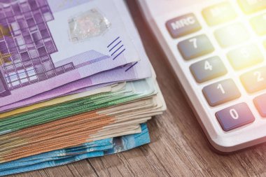 Euro kağıt moeny ve hesap makinesi ile finans teması. Zenginlik ve tasarruf kavramı