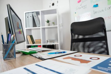 Şık bir iş yeri, kağıt diyagramı olan kimse yok kalem hesap makinesi bilgisayarı, proje istatistikleri